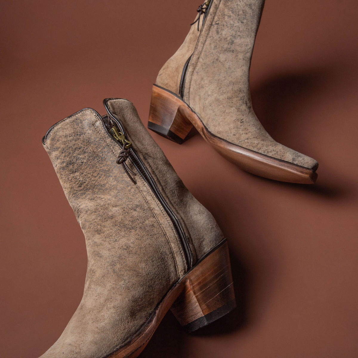 Kendall Zorro In Camel Break - AXEL'S