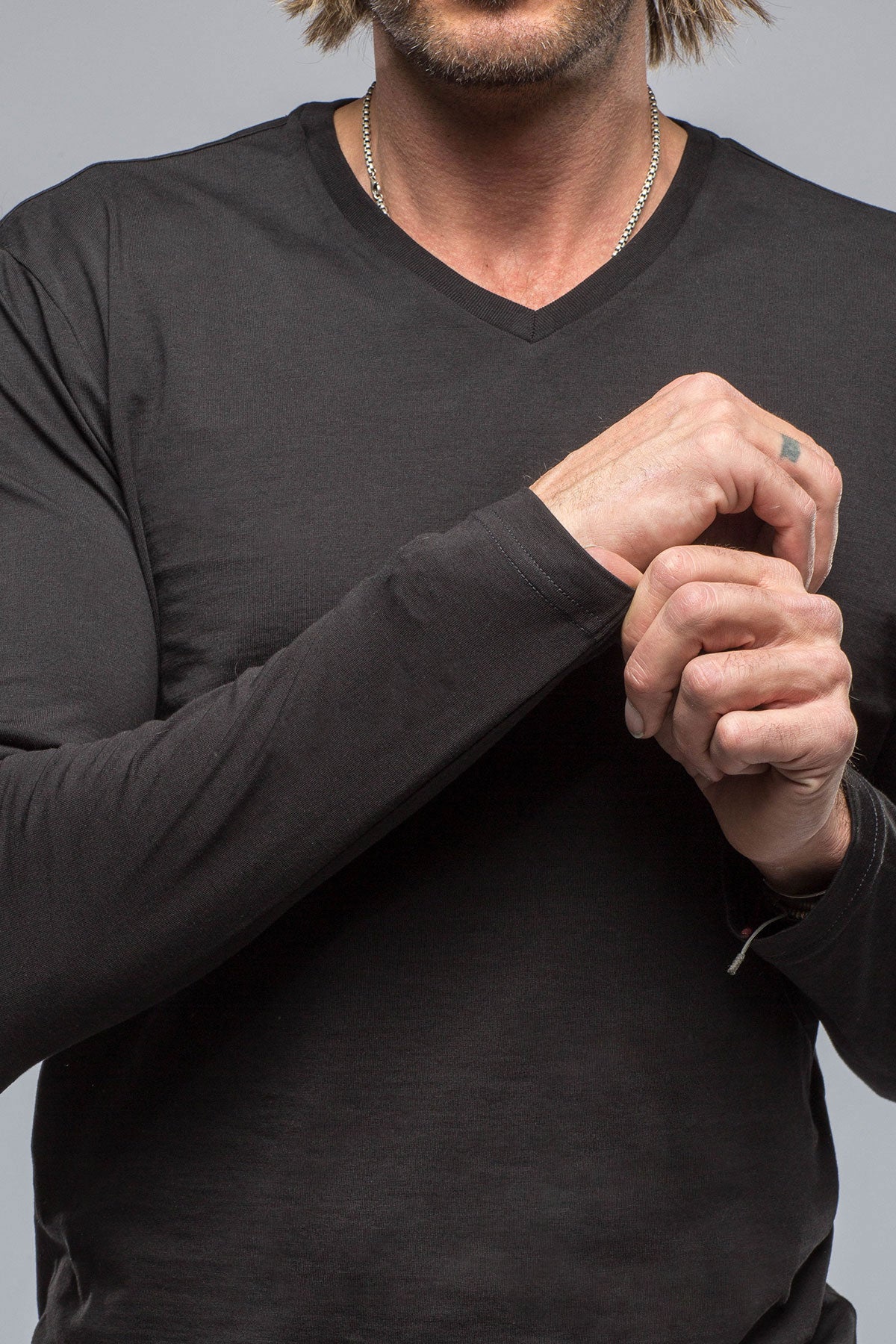 Georg Roth | Del Mar LS V-Neck in Black | Mens - Shirts - T-Shirts