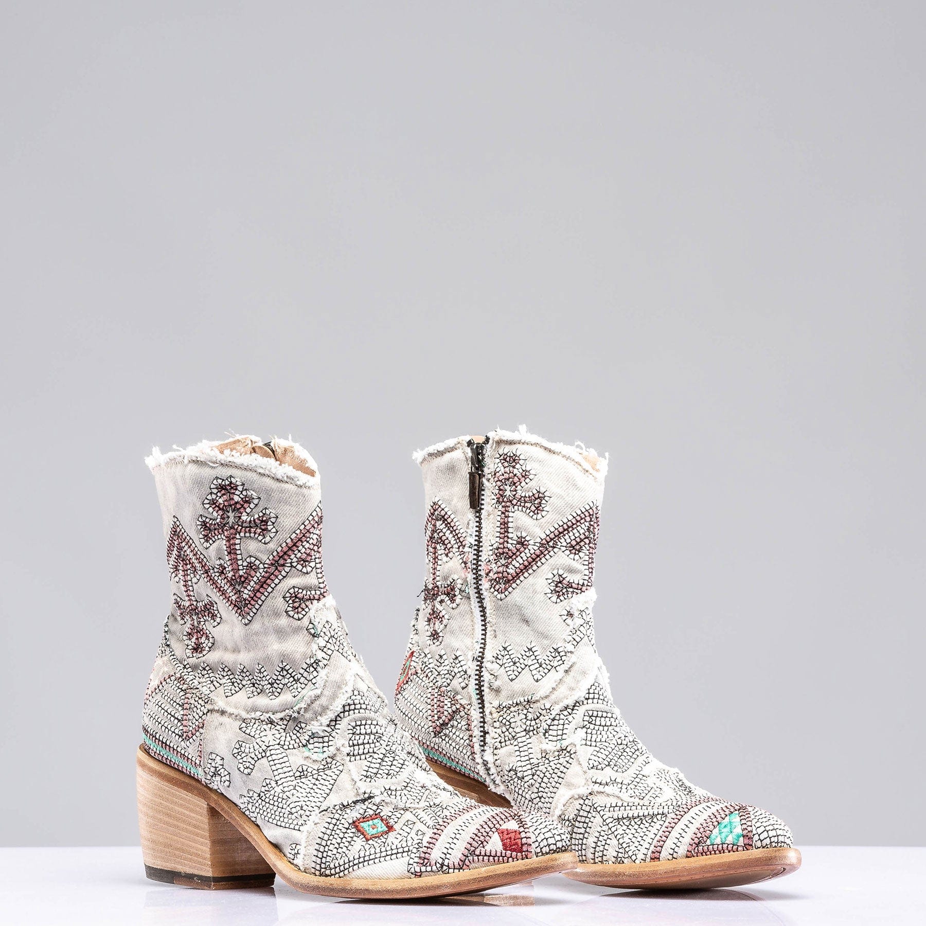 Minerva Boot In White W/ Blk & Pink Embroidery - AXEL'S