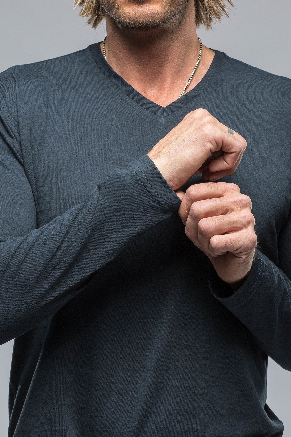 Del Mar LS V-Neck in Navy | Mens - Shirts - T-Shirts | Georg Roth