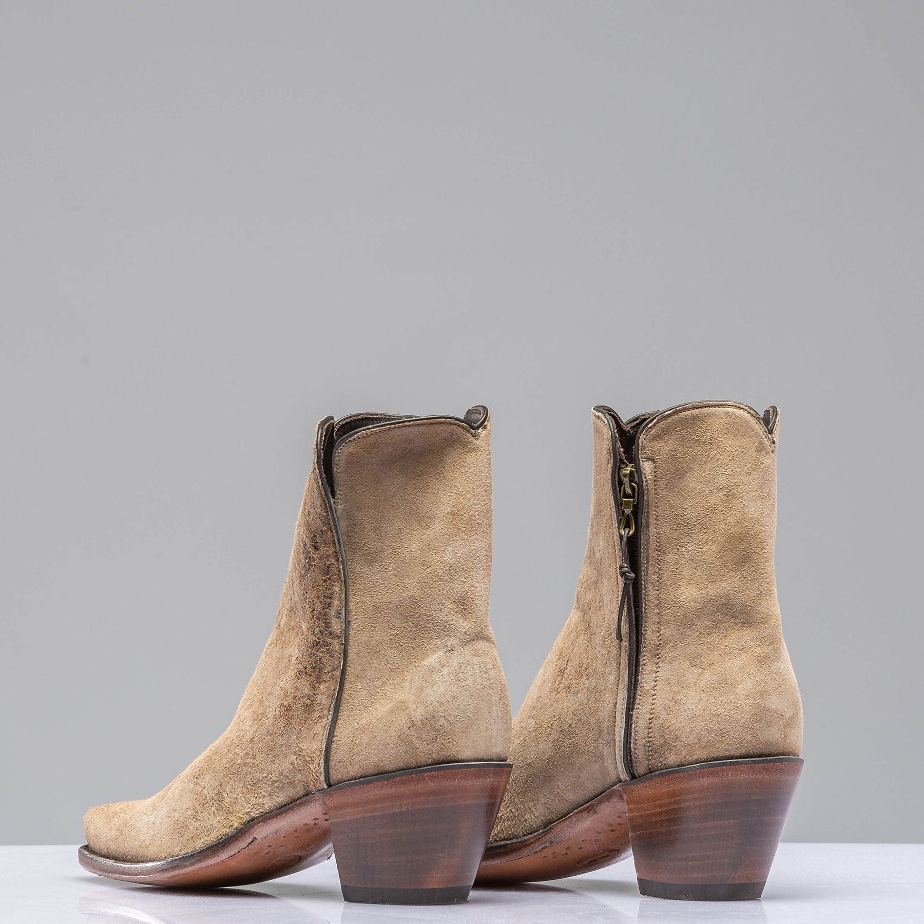 Kendall Zorro In Camel Break - AXEL'S