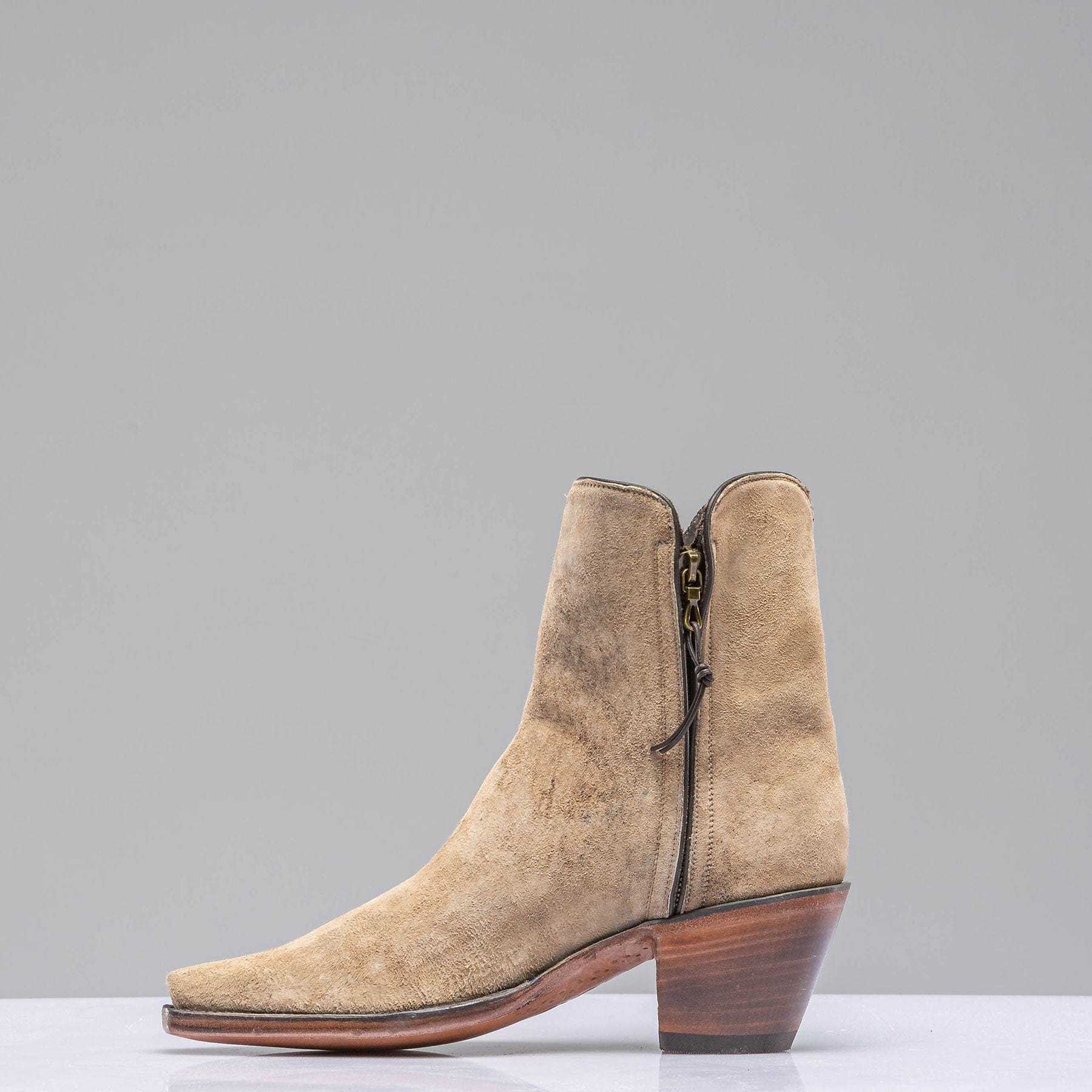 Kendall Zorro In Camel Break - AXEL'S