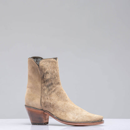 Kendall Zorro In Camel Break - AXEL'S